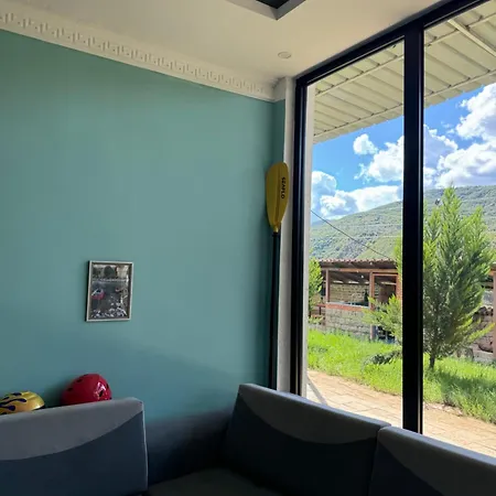 Farm River And Kanoe Gasthuis Polican (Berat)