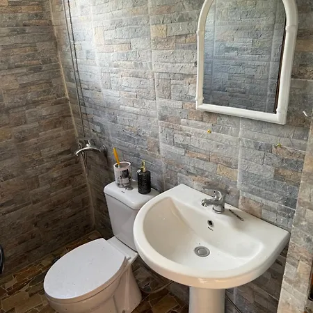 Gasthuis Farm River And Kanoe Polican (Berat)